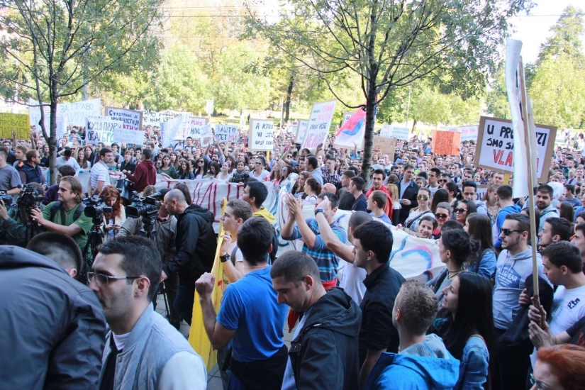 Студенти на Славији скандирали Вучићевој влади: „Лопови, лопови“