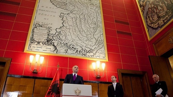 ВУЧИЋУ СПАСИ СРБИЈУ И ОБЕСИ СЕ! Албански премијер истакао карту “Велике Албаније” у згради Владе Албаније