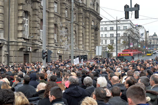 Адвокати испред Владе Србије, заустављен саобраћај