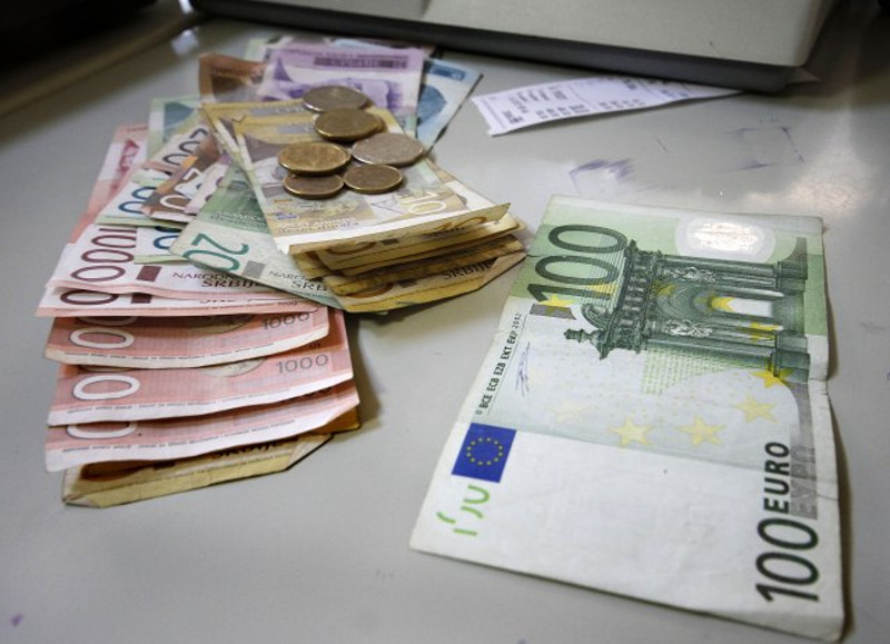 Динар и данас наставља пад према евру, средњи курс 120,4737 динара за један евро