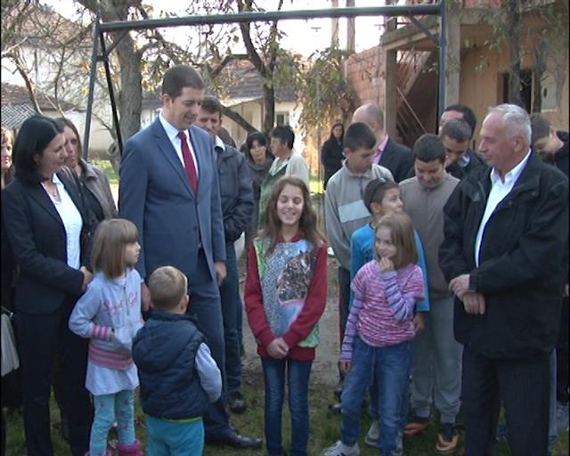 Српска деца у Видању похађају школу у којој нема струје а Косовска Митровица ''окићена'' Вучићевим билбордима