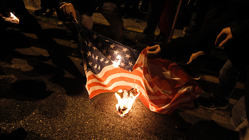 Рат на улицама Атине: Сузавац, шок-бомбе, запаљене заставе САД и ЕУ (видео)