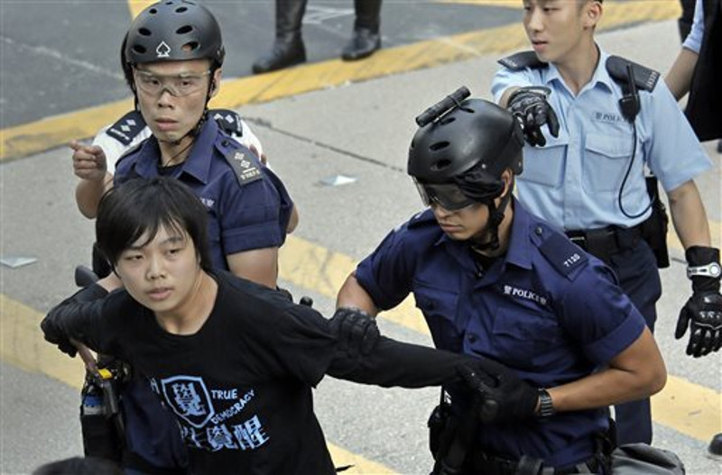 Хонг Конг: Полиција почела да чисти "обојене револуционаре" са улица (видео)