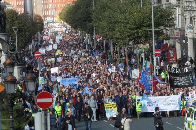 Стотине хиљада Ираца на улицама због рачуна за воду!