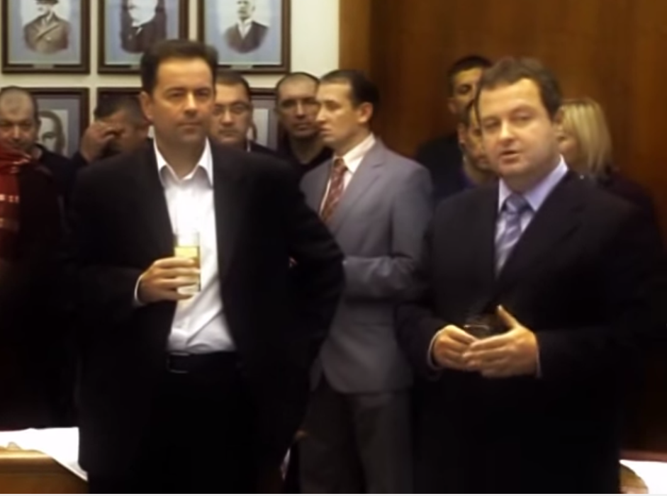 Ивица Дачић испраћа оптуженог Бранка Лазаревића у дипломатију (видео)