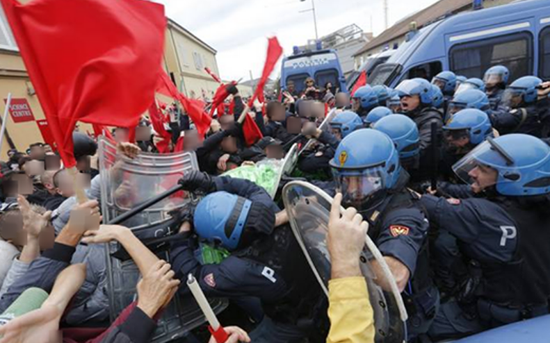 Жестоки антивладини протести у Напуљу (видео)