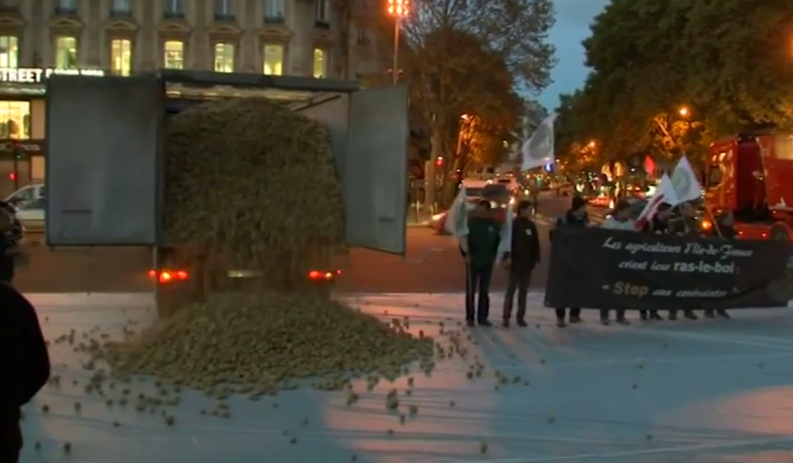Француски сељаци на улице Париза бацили 80 тона поврћа у знак протеста против санкција Русији! (видео)