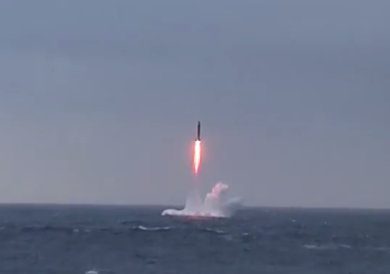 ДОМЕТ 12.000 КИЛОМЕТАРА: Русија са подморнице лансирала интерконтиненталну балистичку ракету "синева" (видео)
