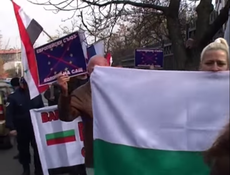 Протест Бугара пре америчком амбасадом у Софији (видео)