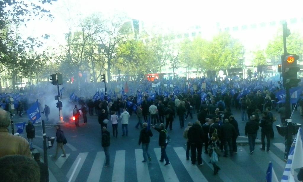 Више хиљада полицајаца на демонстрацијама у Паризу и Риму због лоших услова рада (видео)