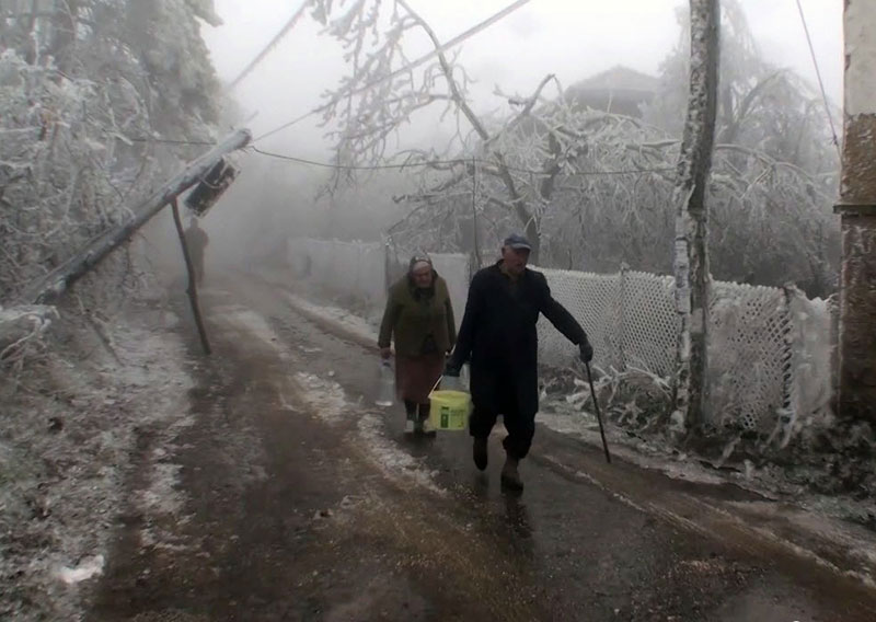 Драма у Књажевцу: Снег од синоћ не стаје, блокирани приступи далеководима, 18 села и даље без струје!