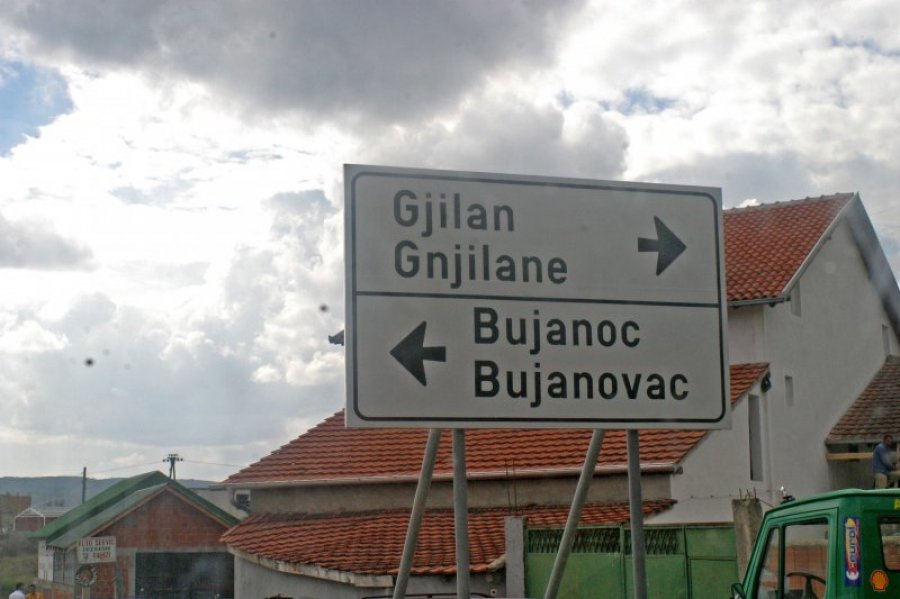 Бачена два молотовљева коктела на кућу српске породице у Гњилану