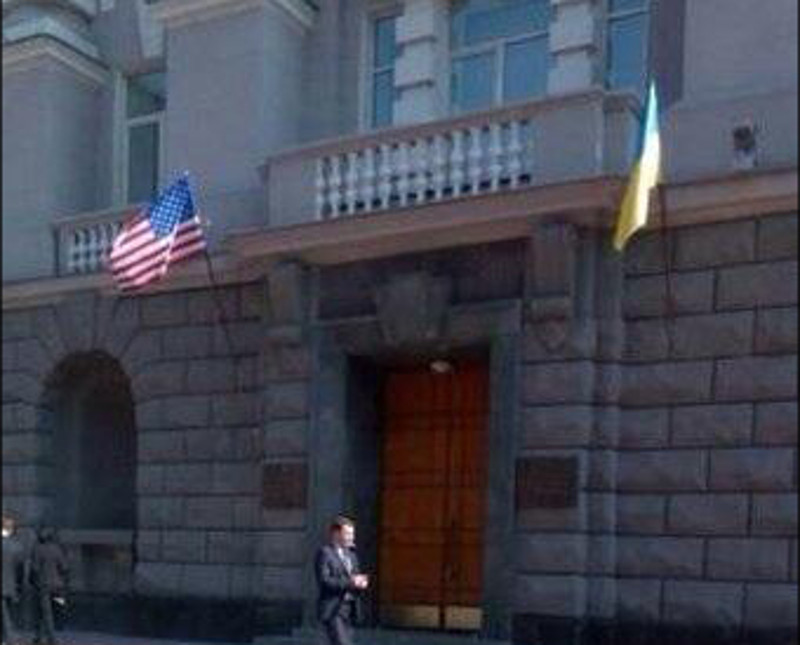 Америчка застава на згради Службе безбедности Украјине?!