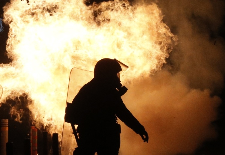 Атина у пламену! Жестоки сукоби демонстраната и полиције (видео)