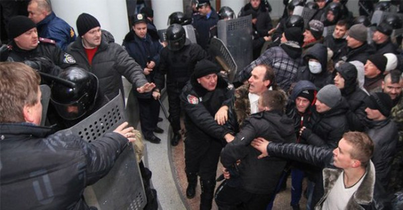 Пуца и запад Украјине: У нередима демонстранти изгазили Порошенкову слику!