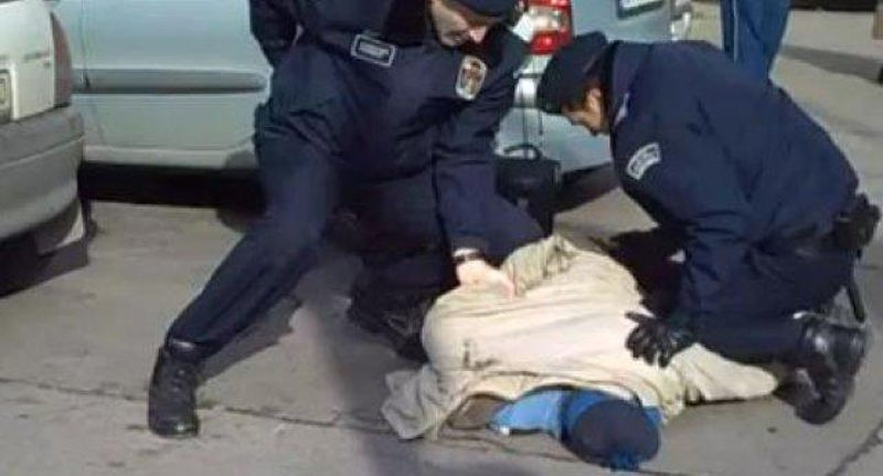 ТЕРОР СЕ НАСТАВЉА: Комунални полицајци пребили човека јер није имао карту, сломили му нос и поломили прсте на руци!
