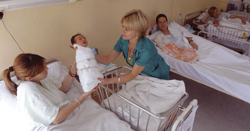 РЕКОРД: У Косовској Митровици за 15 дана рођено 25 беба