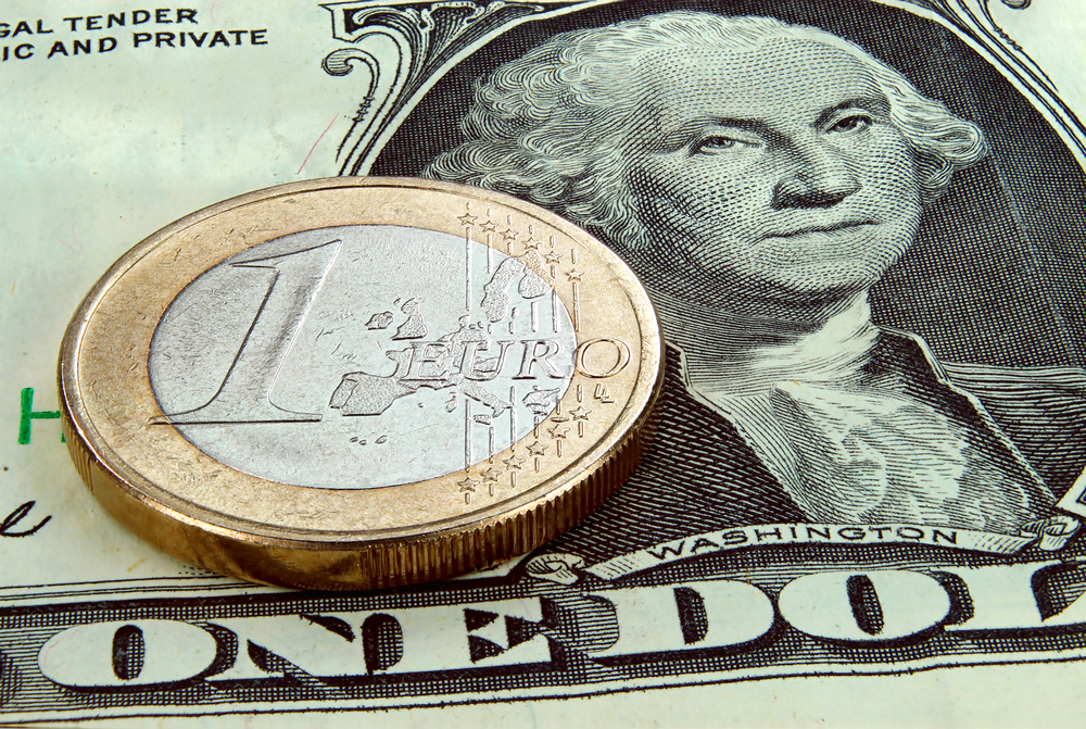 Долар се винуо у небо, а како стоји евро?