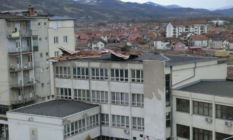 НЕВРЕМЕ У СРБИЈИ: Ветар чупа и ломи дрвеће и кровове кућа, нема повређених