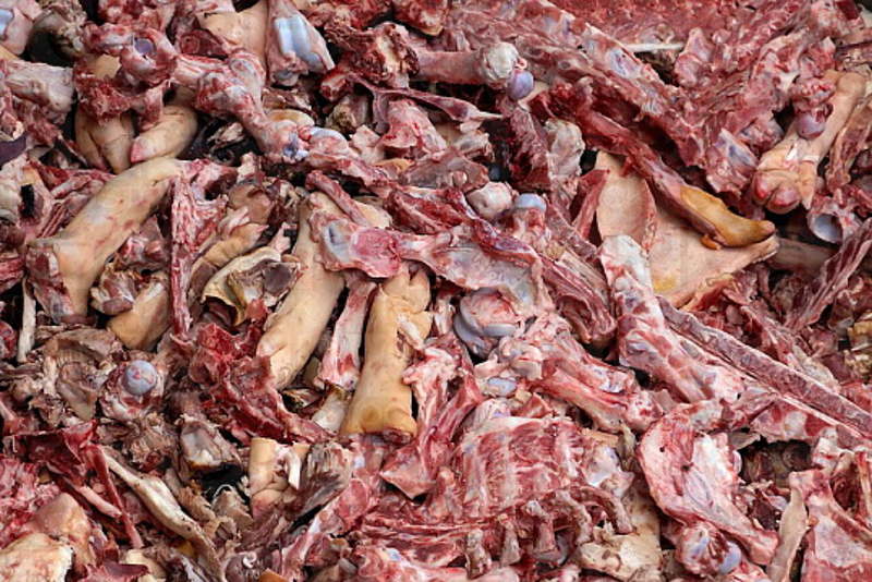 У Панчеву у две илегалне кланице заплењено три тоне меса