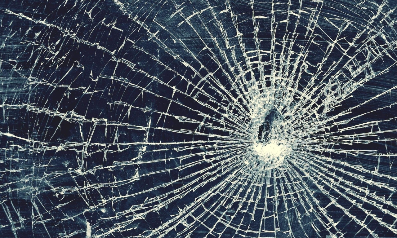 ПОЧЕЛО ЈЕ! Разбијено стакло страначких просторија СНС у Лазаревцу (видео)