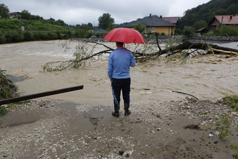 Обилна киша плавила подруме и приземне куће у Далмацији; Сарајево: Евакуација у неколико насеља, могуће поплаве