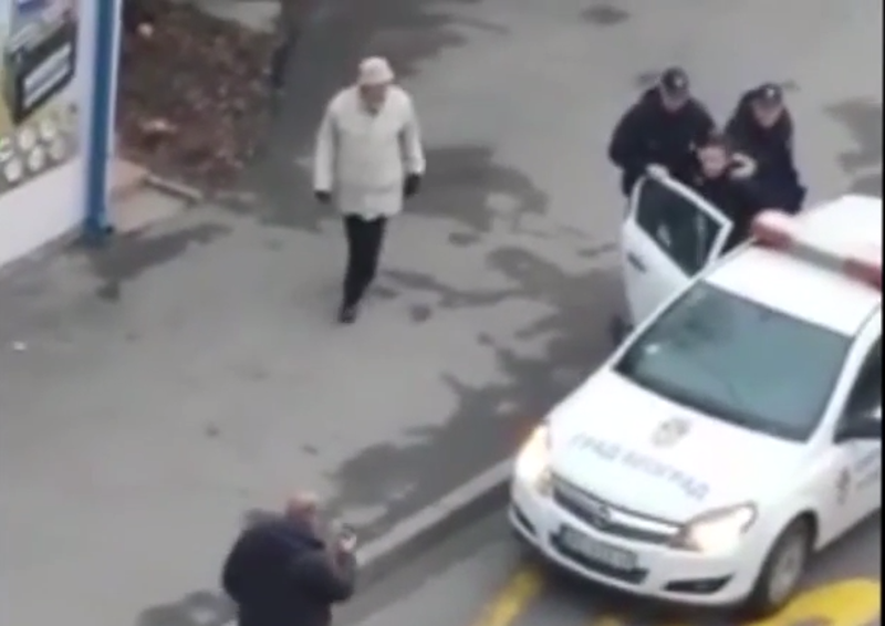 НАПРЕДНИ ГЕСТАПО: Погледајте како комунална полиција хапси жену због бус плуса (видео)