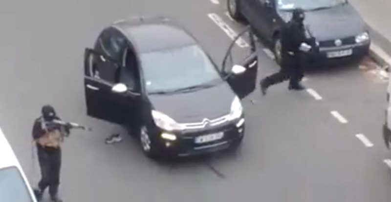 Терористи у центру Париза убили 10 новинара и 2 полицајца а потом успели да побегну са лица места! (видео)