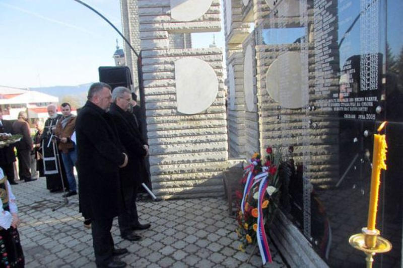 22 године од некажњеног злочина над Србима: СКЕЛАНИ – Парастос за 305 убијених (видео)