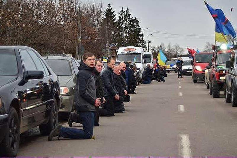 Погледајте каква страховлада влада на Западу Украјине где народ мора да клечи пред нацистима из "Десног сектора"
