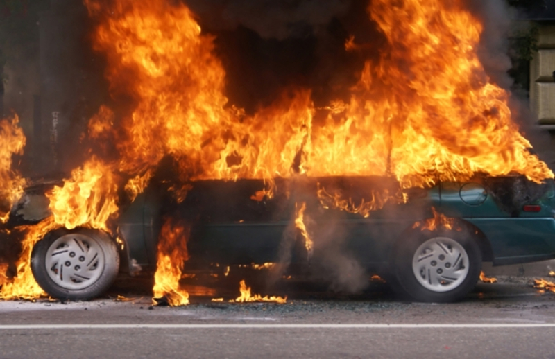 ЉУДИ У СРБИЈИ ПУЦАЈУ! Запалио се јер му је “паук” однео ауто, повређена и двојица полицајаца!