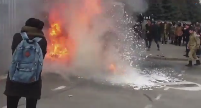 Кијев у пламену: Бесни украјински војници запалили зграду Министарства одбране (видео)
