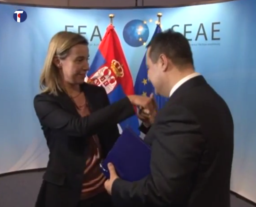 Погледајте Дачића рукољубца и Вучића како изигравају дворске луде у седишту ЕУ (видео)