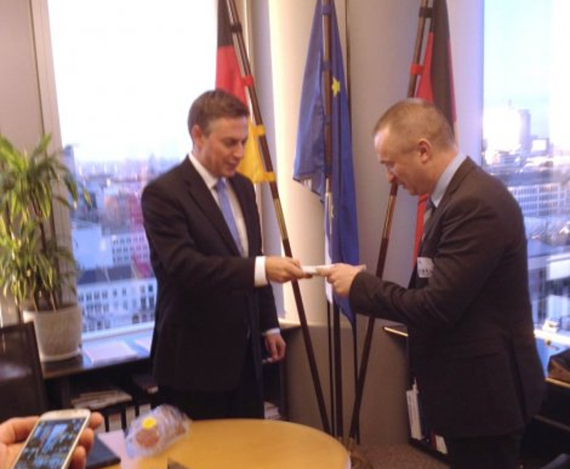 КОБАЈА ГРАНДЕ: Пајтић у знак "европског пријатељства" од званичника ЕУ добио КОБАСИЦУ!