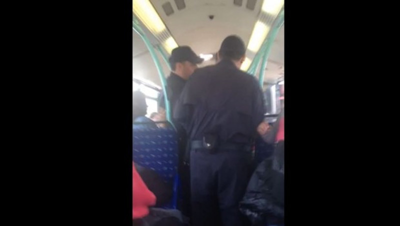 ТЕРОР: Комунални полицајци ударали песницама професора по кичми јер се жалио што аутобус стоји!
