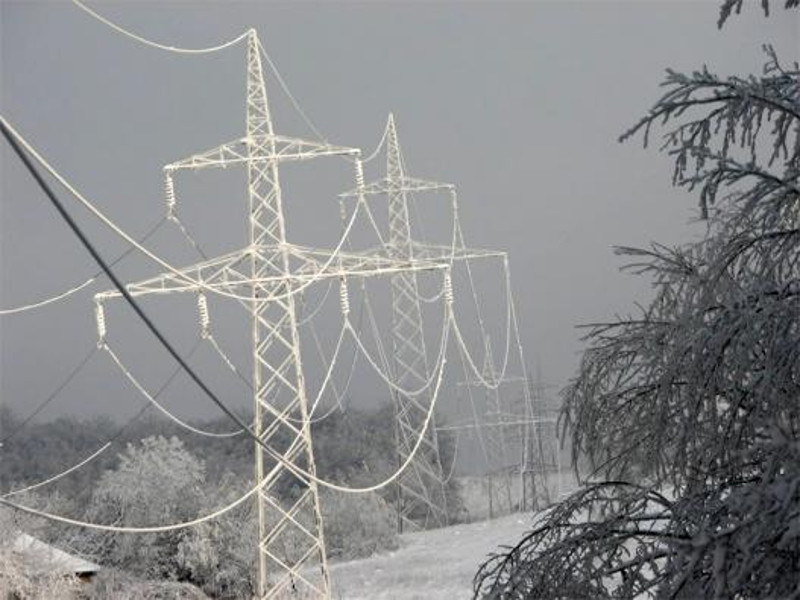 Под тежином снега покидани далеководи, у Прибоју 1.500 домаћинстава без струје