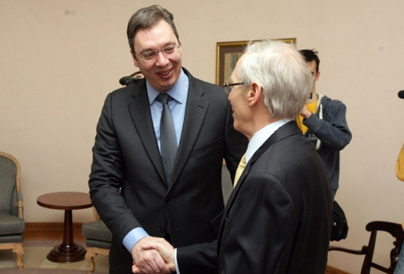 Са оваквом владом у Србији амбасадоре Кирби само ви можете да будете поносни, Срби се стиде ових велеиздајника!