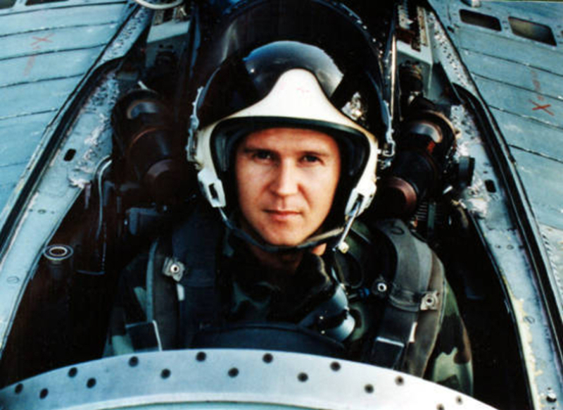 На данашњи дан 1999. у борби два "МиГ-а 29" ВЈ против 24 Нато авиона, погинуо пилот мајор Зоран Радосављевић