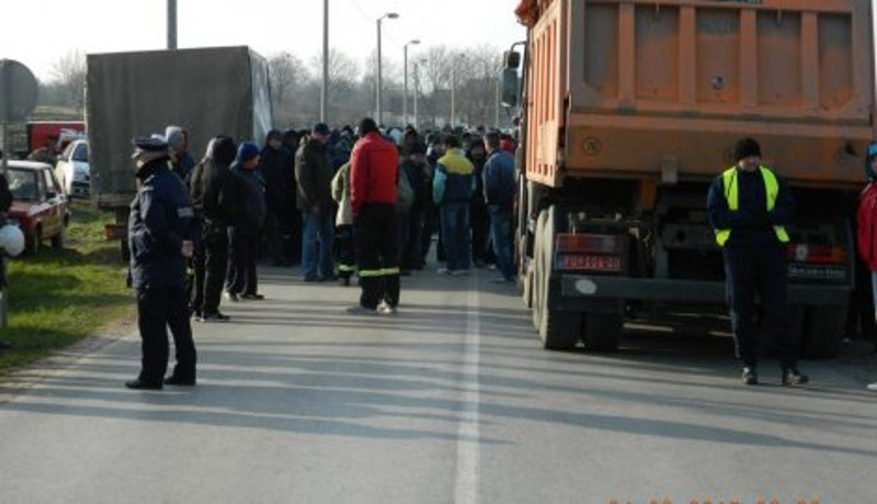 ПРОТЕСТ У КОСТОЛЦУ: Радници блокирали путеве према термоелектрани и коповима