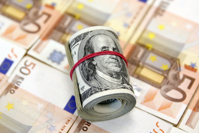 Раст долара према евру прети динару