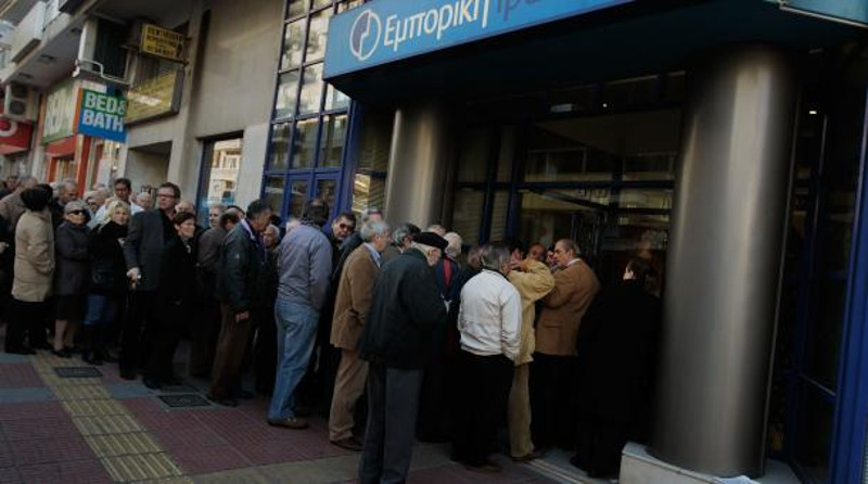 "Фигаро": Грци масовно подижу новац, банке би ускоро могле да остану без новца