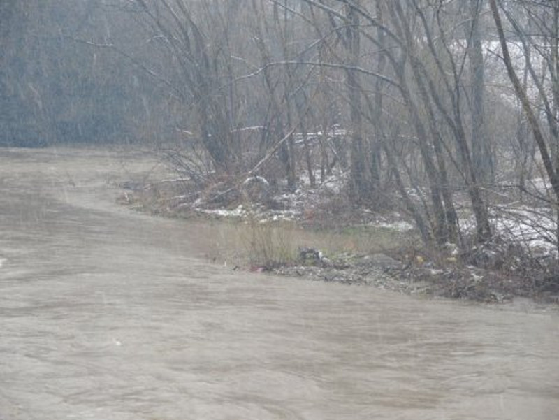 КРИТИЧНО: Излила се река у Лучанима, прети и Западна Морава