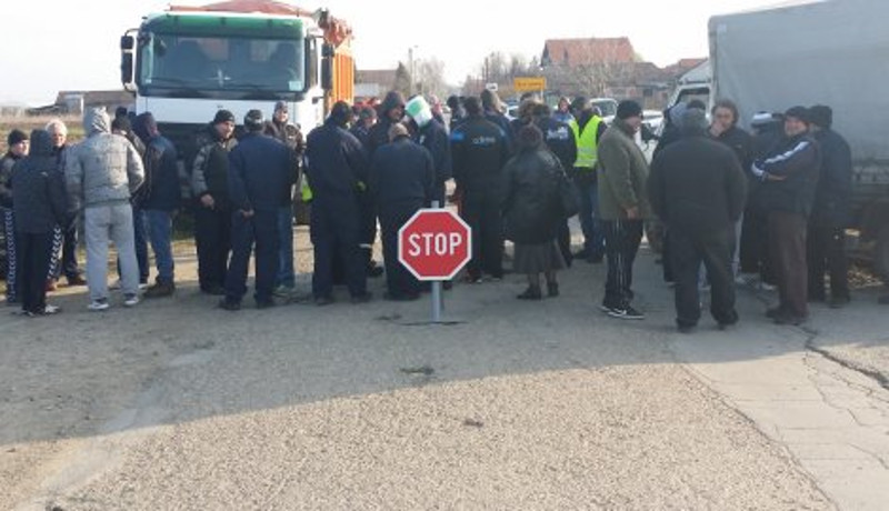 Радници и јутрос блокирали прилазе Костолцу