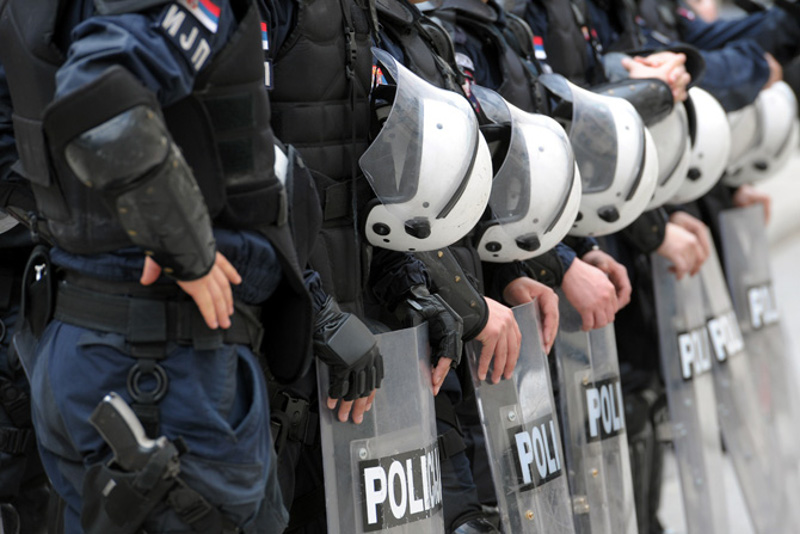 ШТА РАДИ ИЗДАЈА! „Ципеле ‘made in Kosovo’ за војску и полицију Србије“