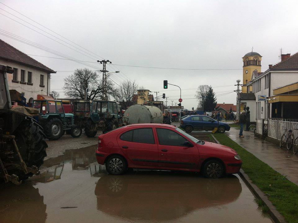 Сељаци почели протестне вожње и блокаду путева незадовољни Вучићевим режимом који ни свиње не зна да прода!