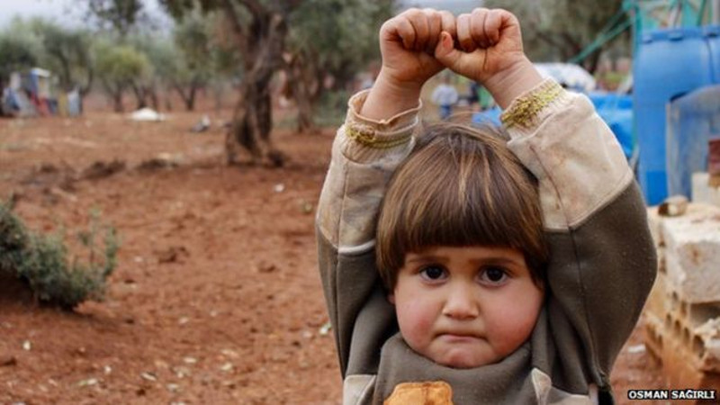 РУКЕ УВИС: Потресна слика девојчице из Сирије која се "предаје" фоторепортеру обишла свет