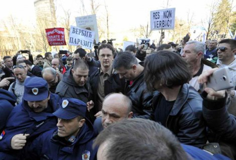 ТОКОМ ПРОТЕСТНЕ ШЕТЊЕ ПРОСВЕТАРА: Министра Срђана Вербића штрајкачи полили водом!