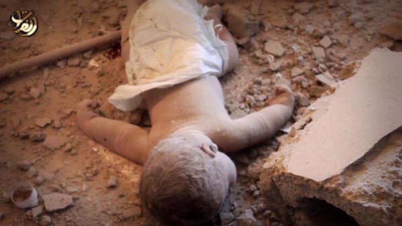 Исламска Коалиција предвођена Сједињеним Државама бомбардовала неонатологију у Абу Камалу, Сирија (видео 18+)