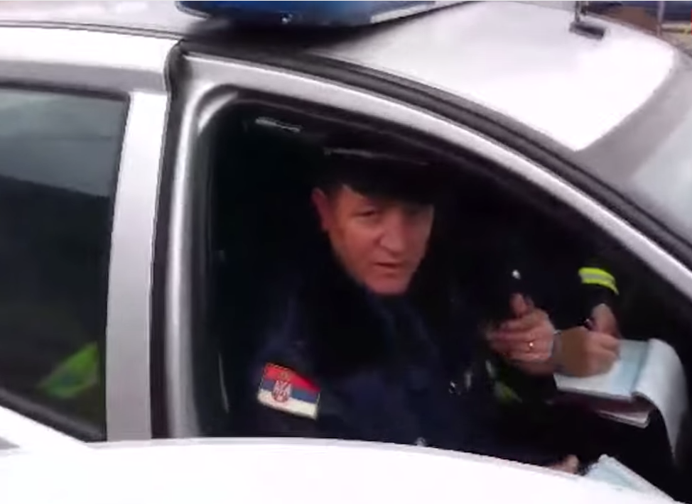 Београђанин снимио полицајца како га удара без разлога (видео)