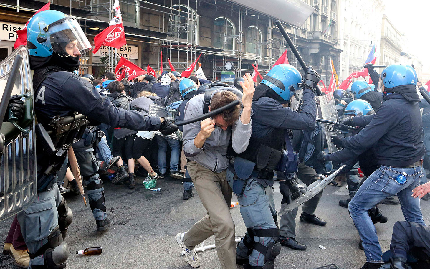 Жестоку сукоби студената и полиције у Милану, Италија (видео)